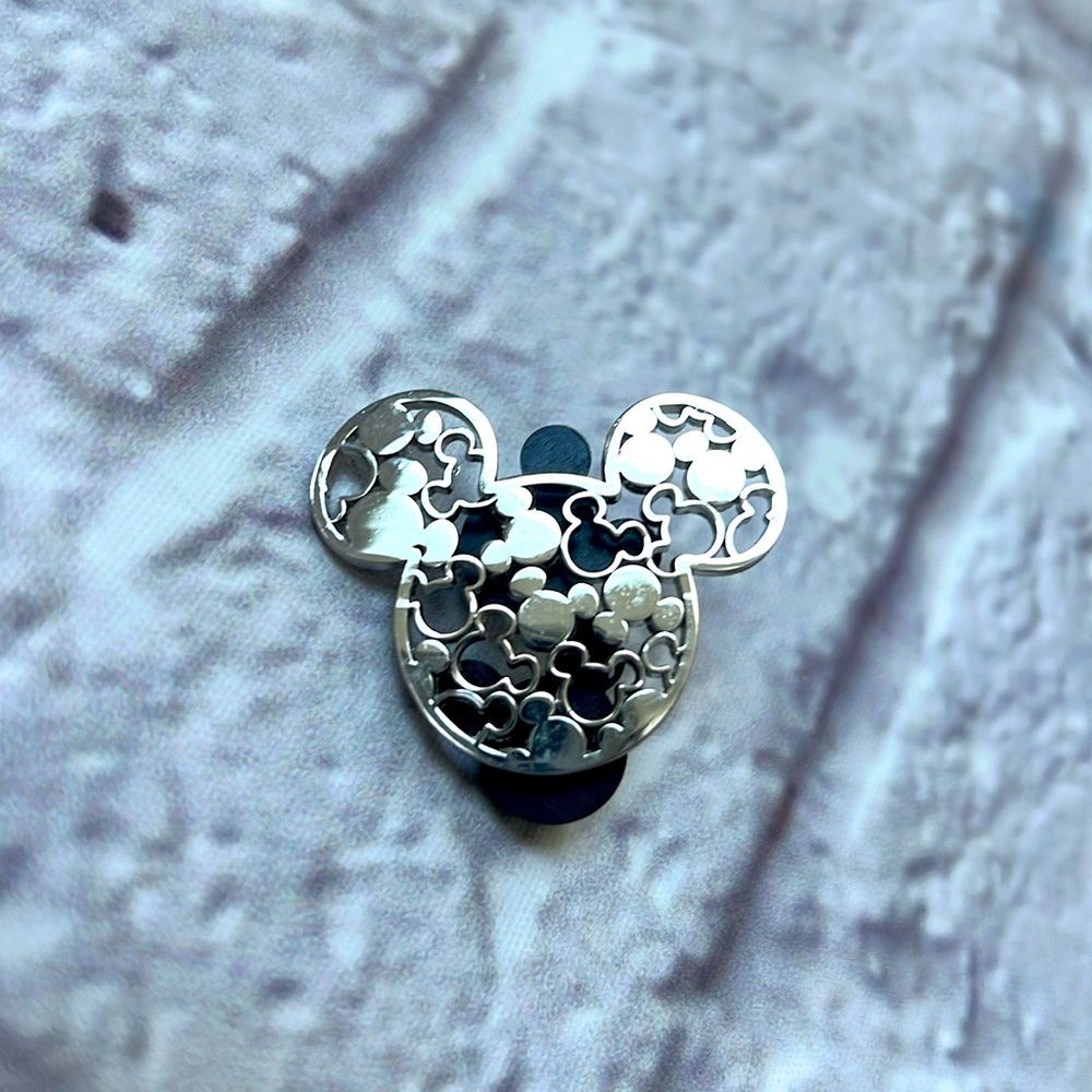 Disney trading pin silver Mickey design